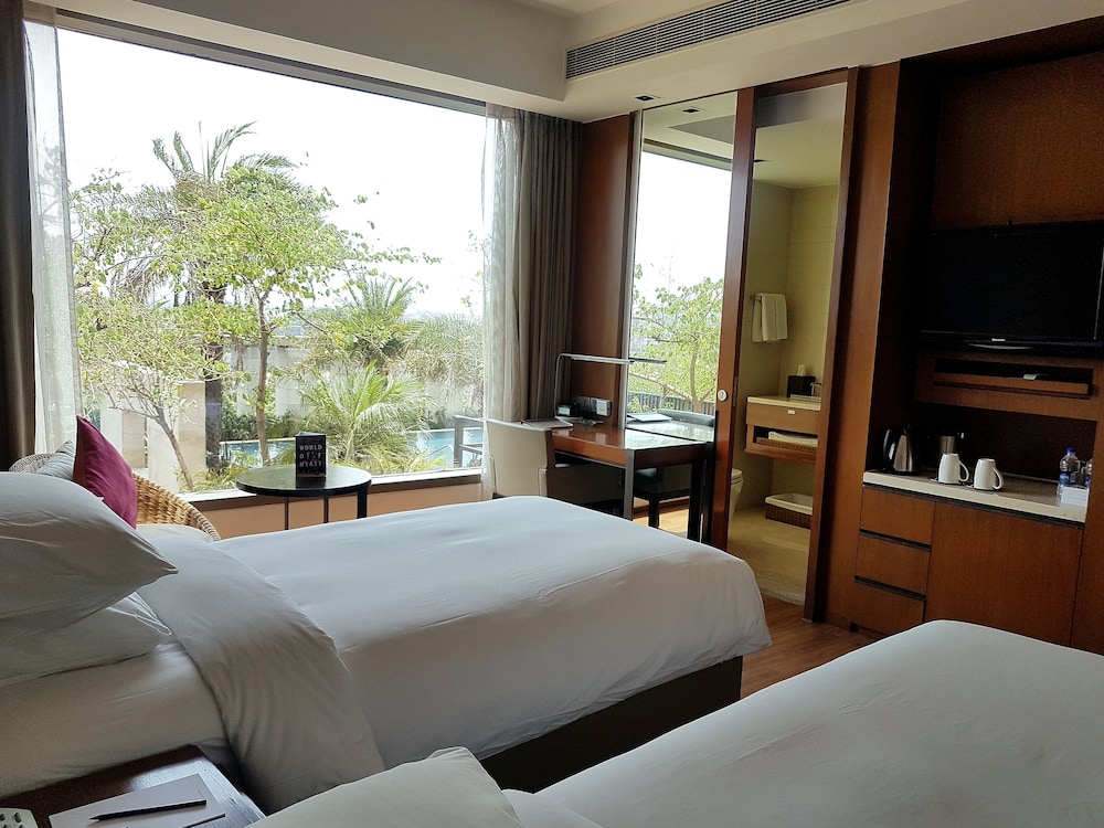 Room, 2 Twin Beds, Pool View - Photo 1