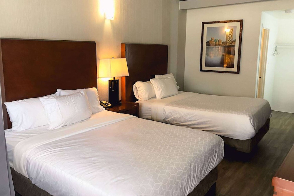 Room, 2 Queen Beds, Non Smoking (Mobility/Hearing, Roll-In Shower) photo 1
