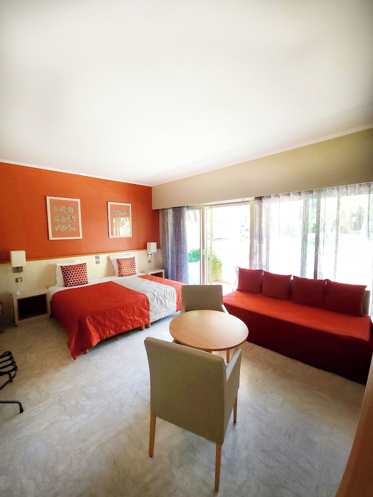 Comfort Room, Kitchenette - Photo 2