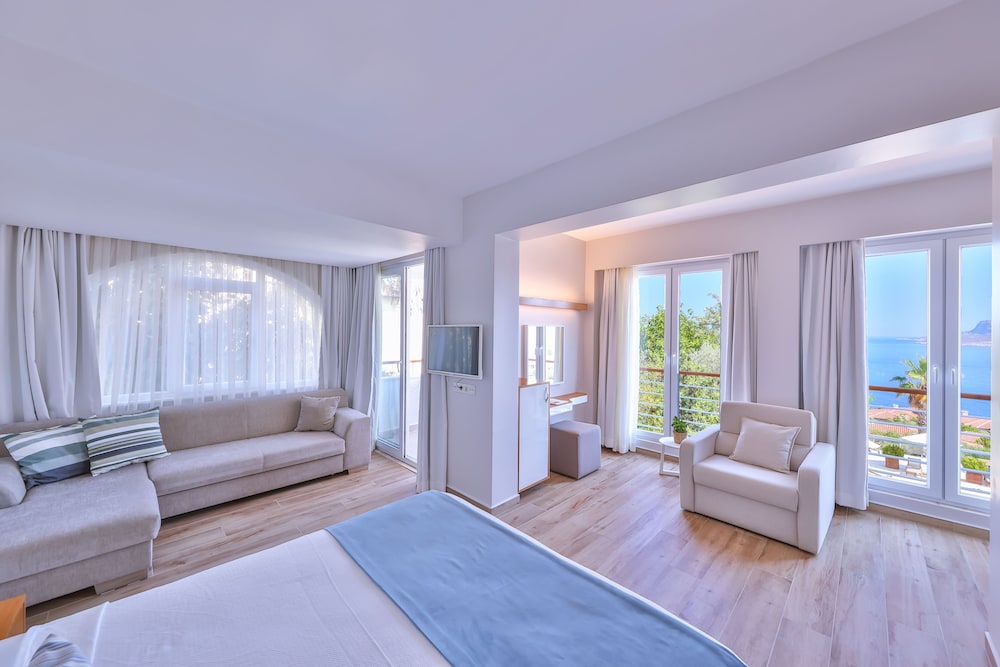Family Room - Photo 2