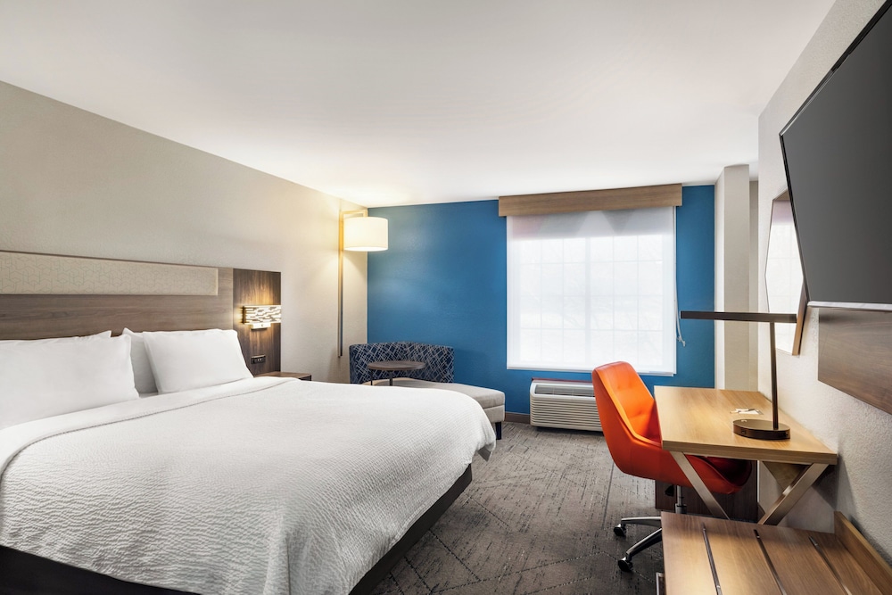Suite, 1 King Bed - Photo 3