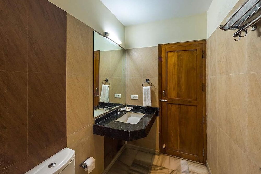 Deluxe Room, 1 King Bed, Non Smoking, Sea View photo 2