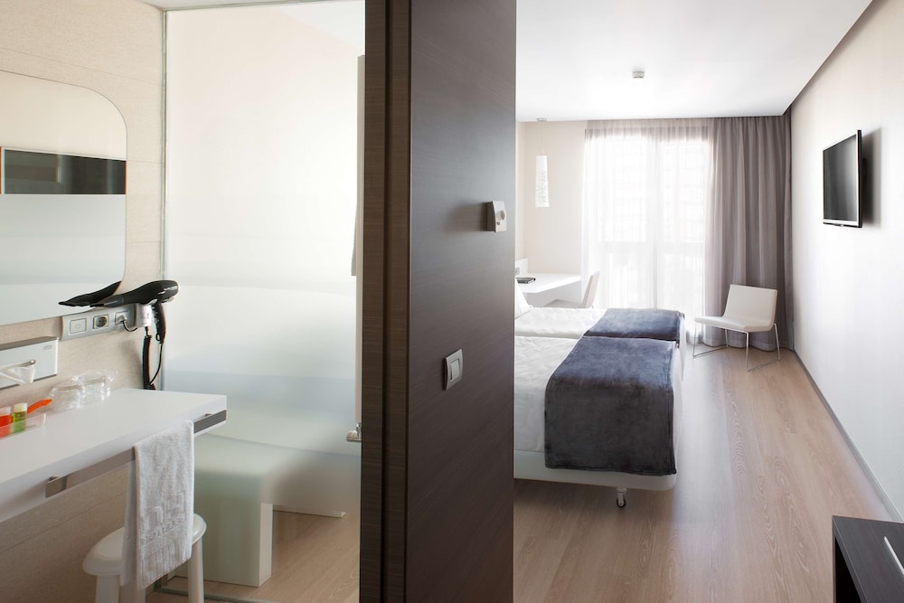 Superior Room (New Style Extra Bed 3 Adults) - Photo 1