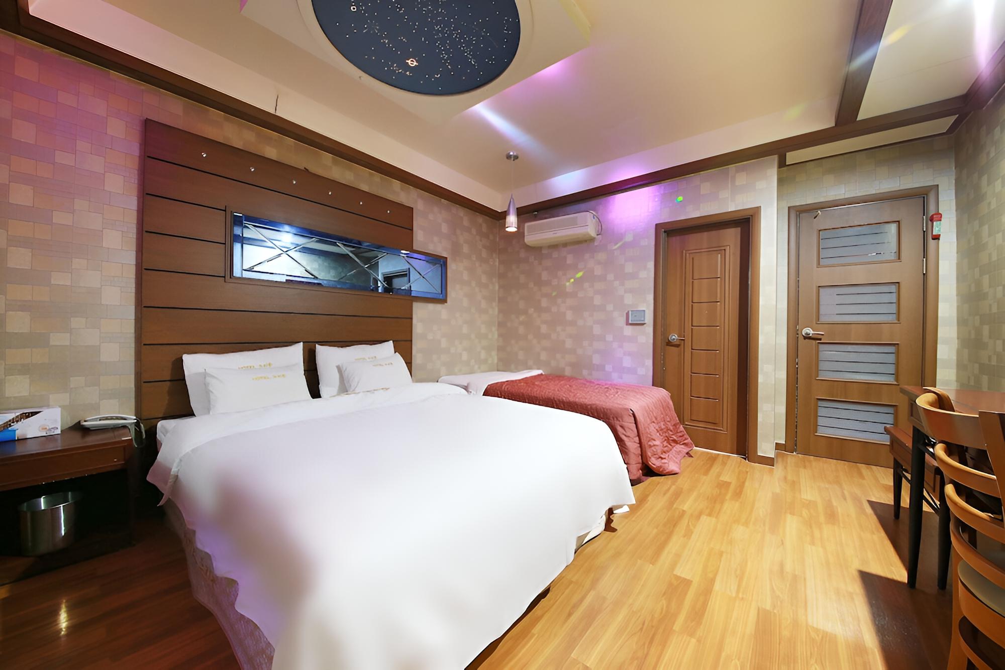 Room (General (no grilling or cooking in th) - Photo 4