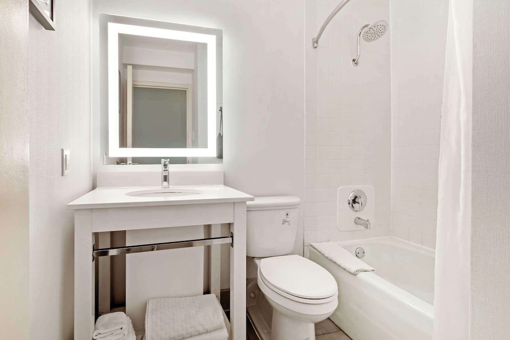 Standard Room, 2 Queen Beds, Accessible, Refrigerator photo 3