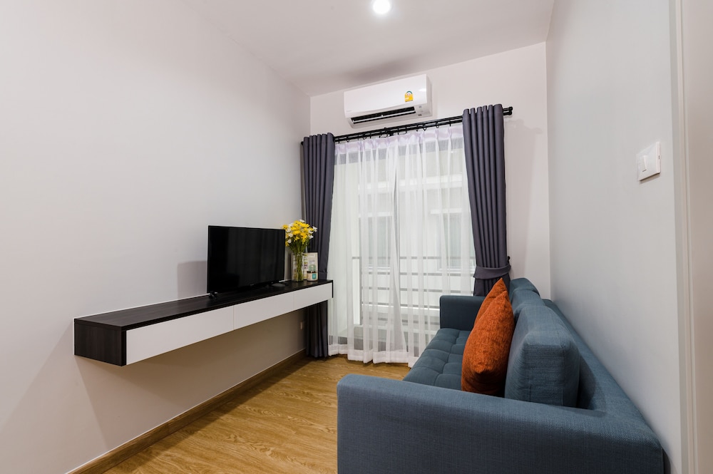 Deluxe Studio Suite, 1 King Bed photo 2
