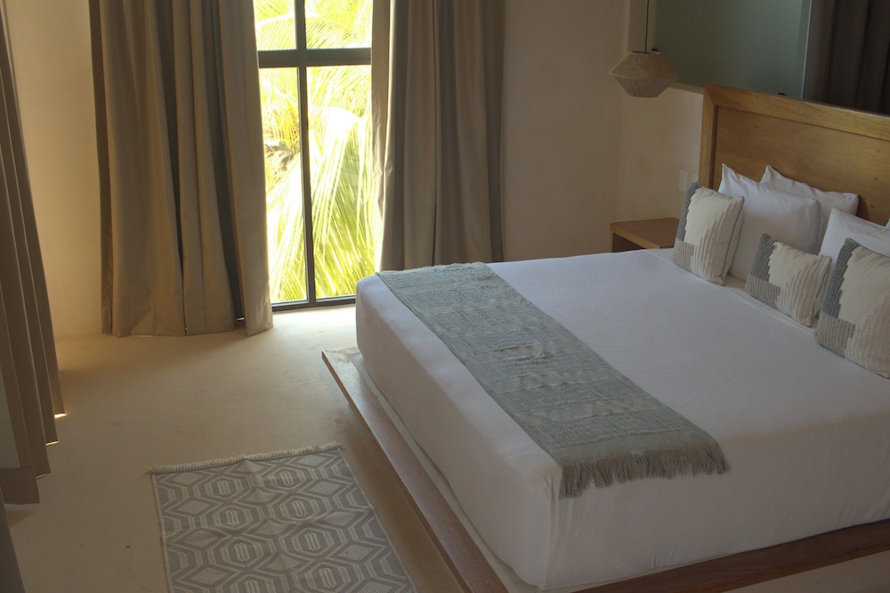 Deluxe Room, 1 King Bed, Garden View photo 1