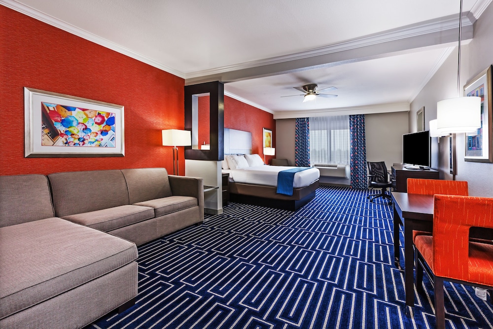 Suite, 1 King Bed - Photo 2