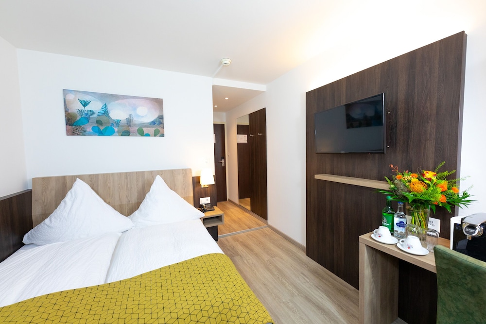 Modern Queen Room photo 1