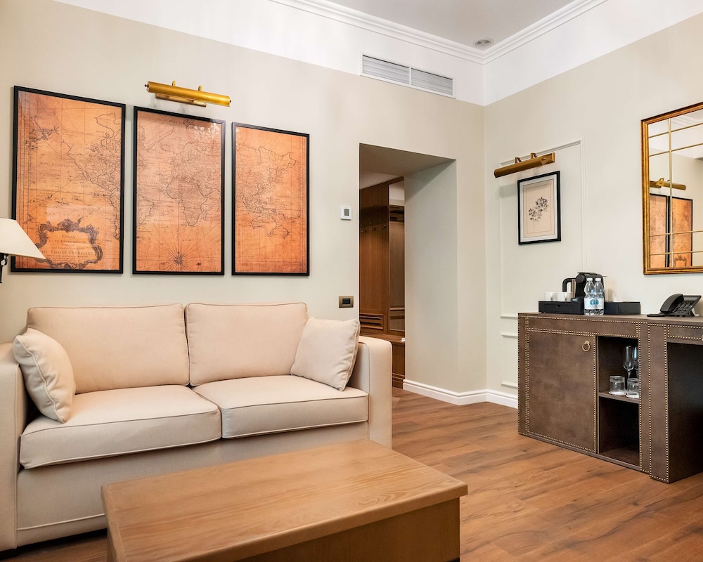 Deluxe Suite, 1 King Bed, Non Smoking, Bathtub (Living Room) - Photo 4