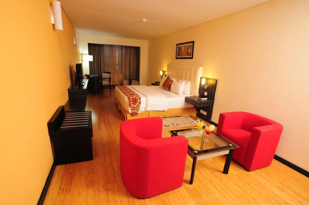 Suite, 1 King Bed, Non Smoking, Refrigerator photo 3