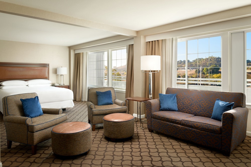 Executive Suite, 1 King Bed with Sofa bed, Marina View - Photo 1