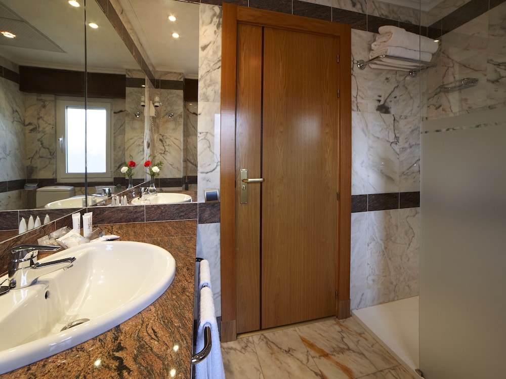 Double or Twin Room - Photo 7