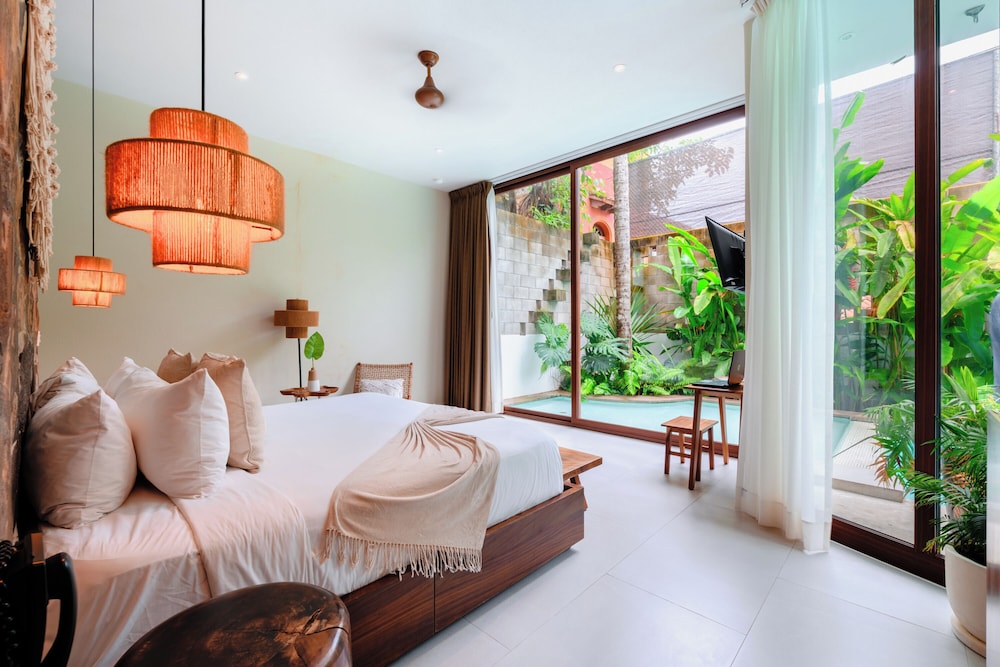 Signature Room, 1 King Bed, Pool Access photo 3