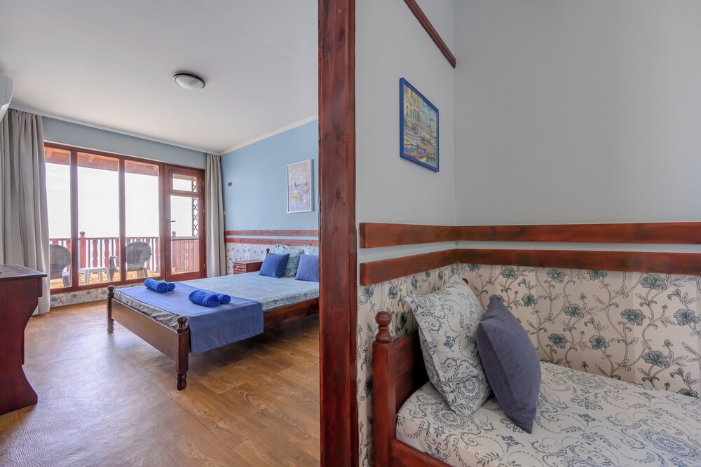 Family Room, Balcony photo 3