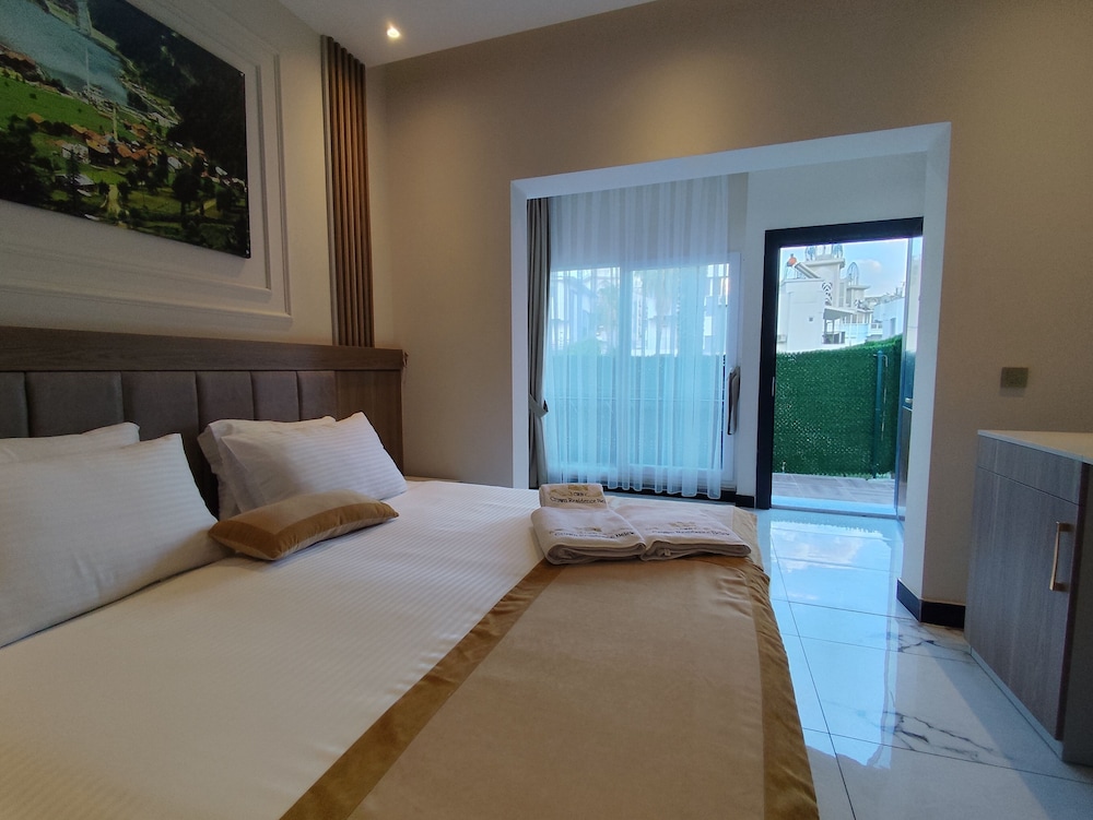 Deluxe Cift Kisilik Oda Havuz Manzarali