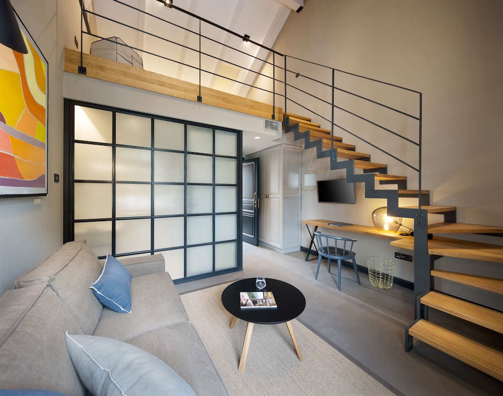 Deluxe Room, 1 King Bed with Sofa bed, Mezzanine photo 1