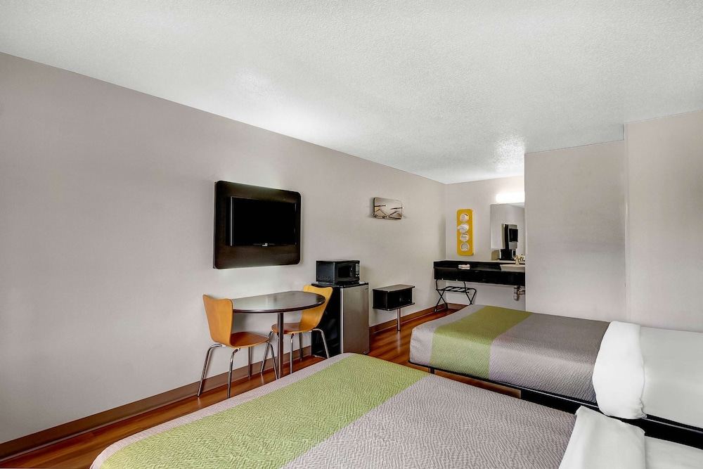 Deluxe Room, 2 Double Beds, Smoking, Refrigerator & Microwave photo 2