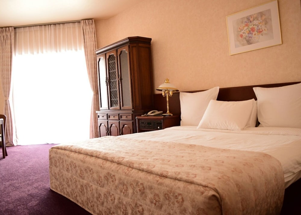 Deluxe Studio, 1 King Bed, Mountain View photo 1
