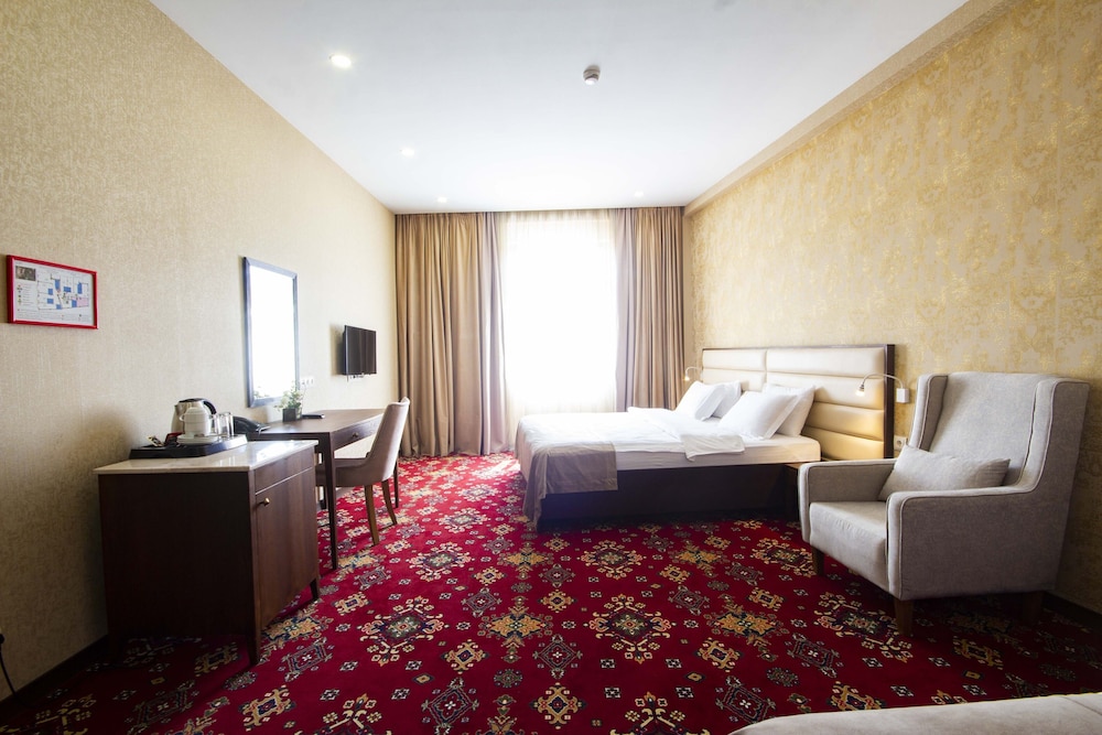 Superior Triple Room, City View photo 2