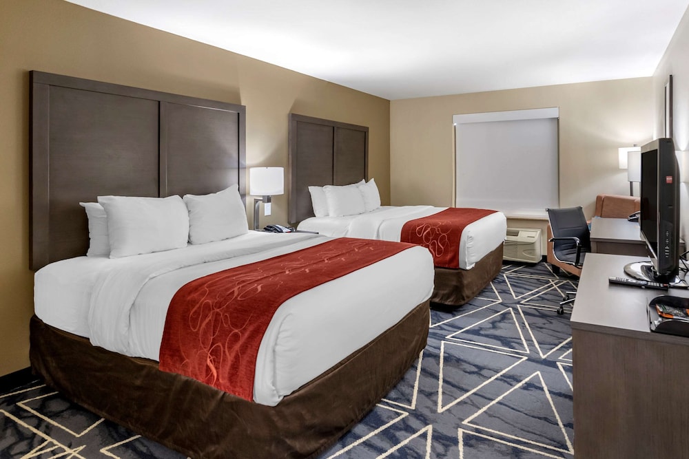 Room, Multiple Beds, Non Smoking (Upgrade) photo 1