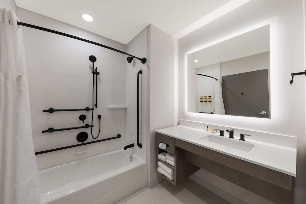 Suite, 1 King Bed, Accessible, Refrigerator & Microwave (with Sofabed) - Photo 4