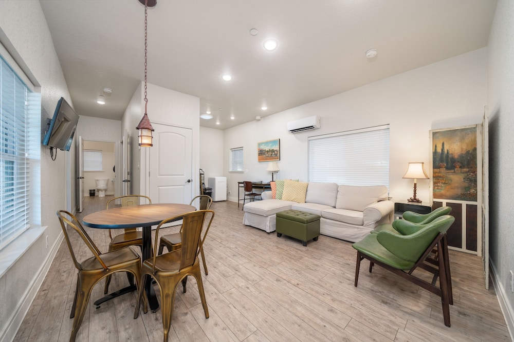 Family Suite, 2 Bedrooms, Non Smoking, Corner