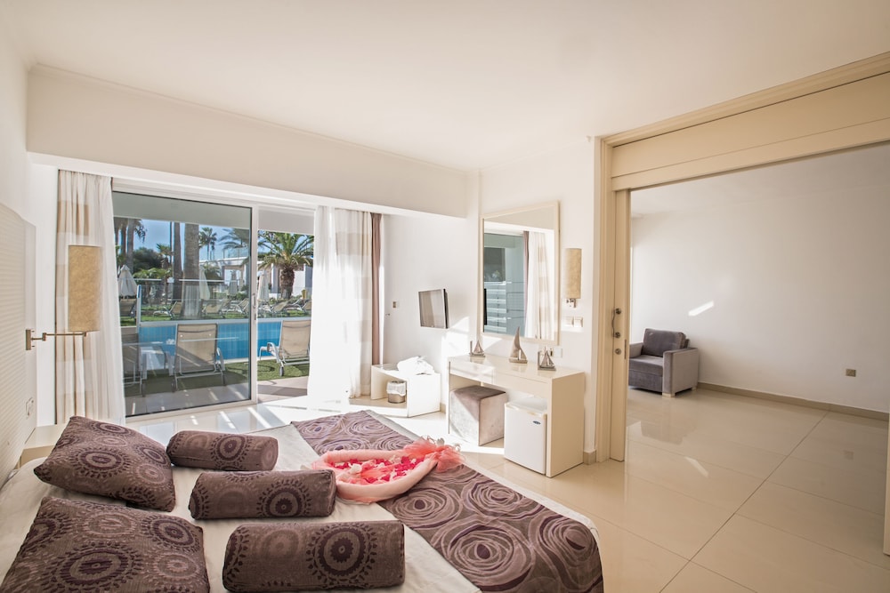 Junior Suite, Private Pool photo 2