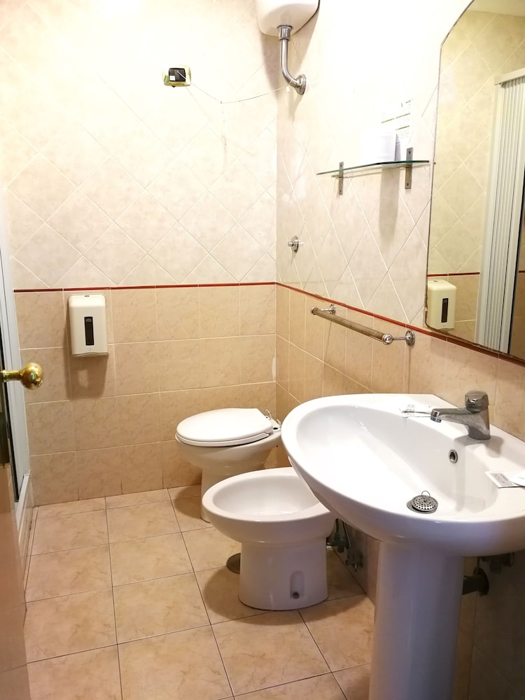 Standard Quadruple Room - Photo 10