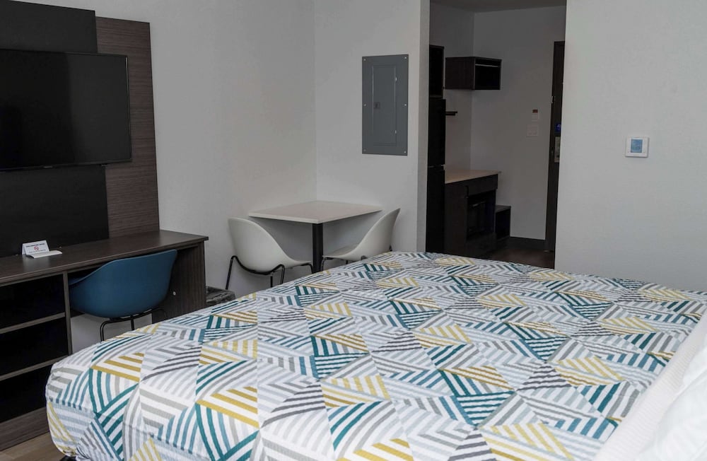Standard Room, 1 King Bed, Non Smoking, Kitchenette - Photo 3