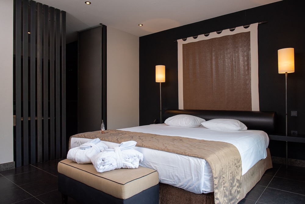 Standard Room, 1 King Bed photo 3