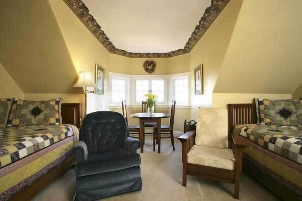 Peake Suite, 1 Queen Bed and 2 Single Bed, Third Floor