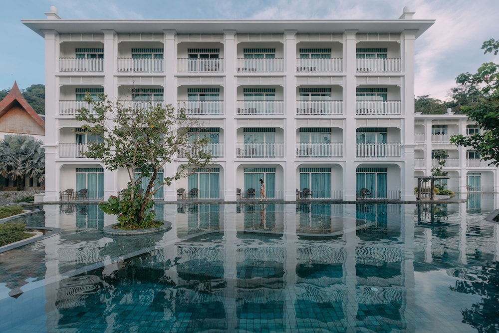 Deluxe Pool Access - Photo 13