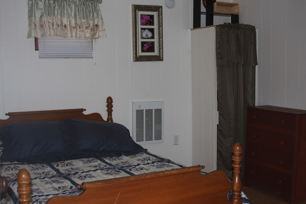 Lakefront Pink Cottage photo 2