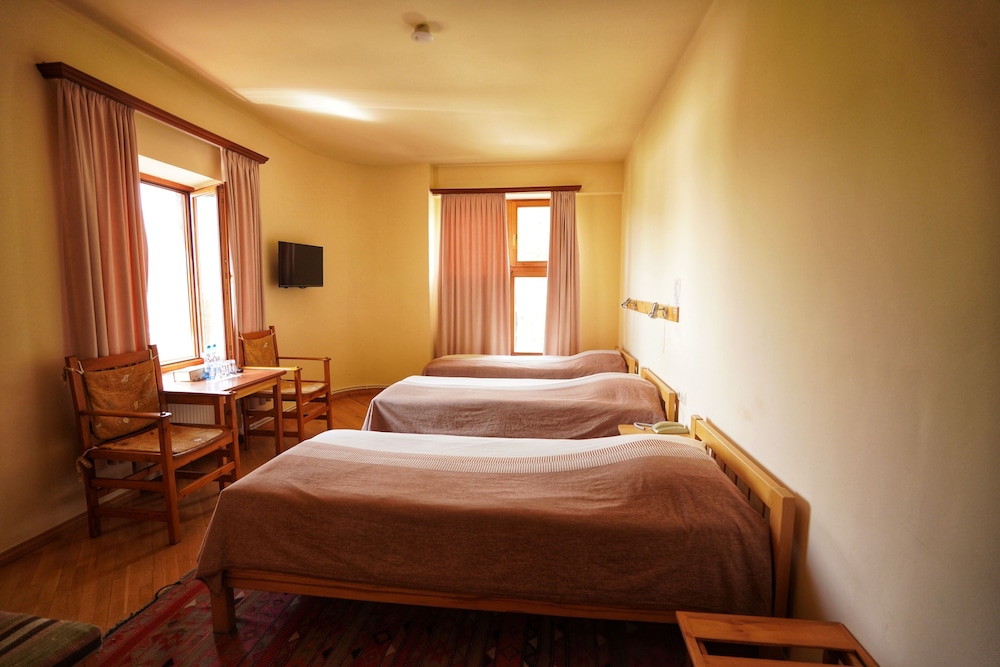 Family Triple Room, 3 Twin Beds, Non Smoking, Mountain View photo 3