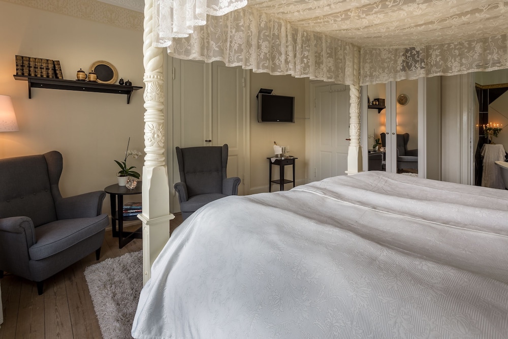 Romantic Suite, 1 King Bed, Bathtub, Partial Ocean View photo 2
