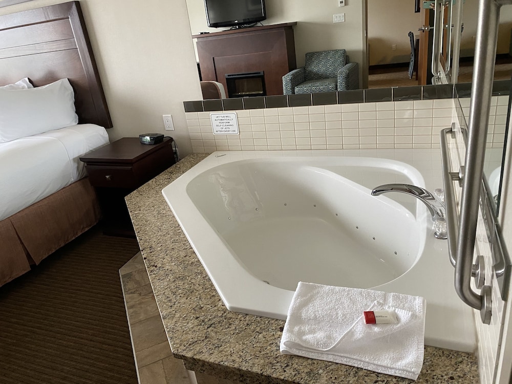 Suite, 1 King Bed, Non Smoking, Jetted Tub - Photo 10