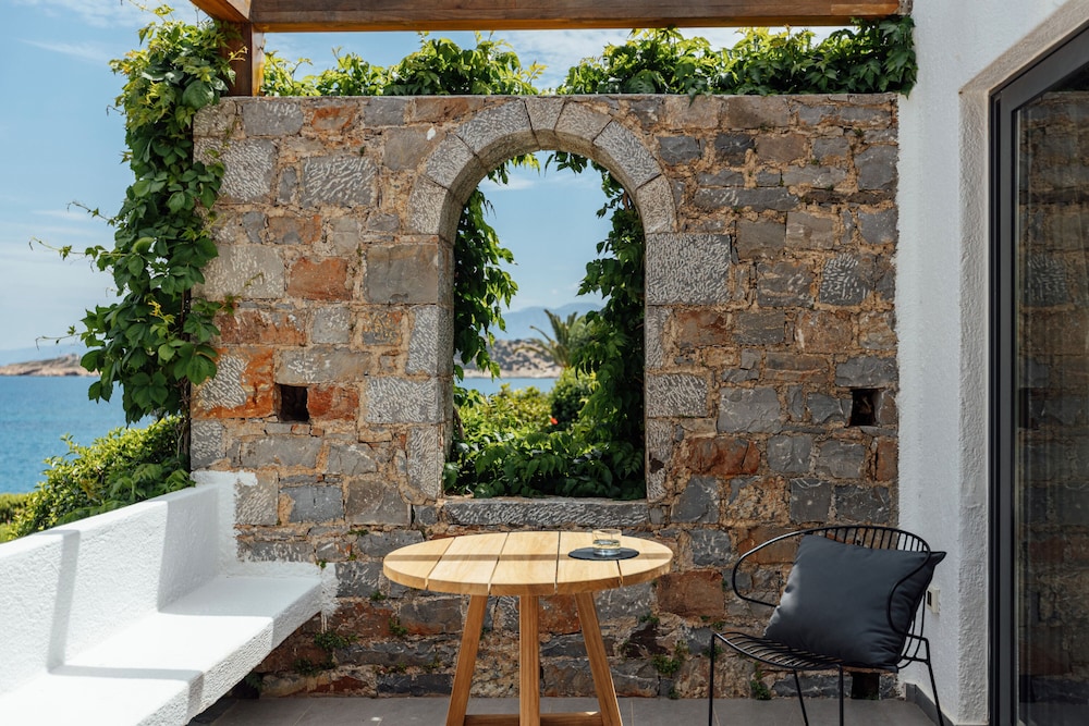 Zen Beachfront Bungalow thumbnail 5