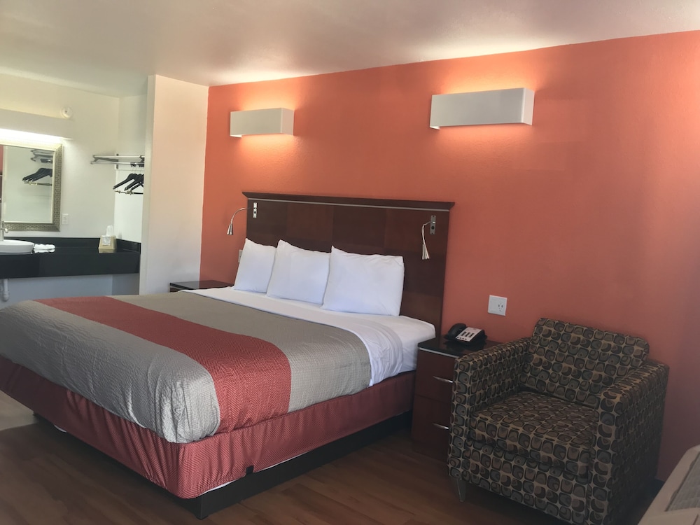 Standard Room, 1 King Bed, Non Smoking, Refrigerator & Microwave - Photo 1