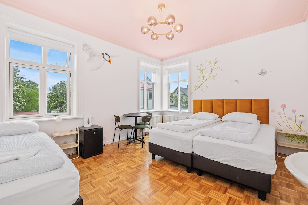 Triple Room with Shared Bathroom and Hot Tub Access photo 1