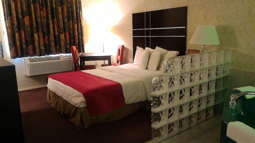 Room, 1 Queen Bed, Non Smoking, Jetted Tub (Jacuzzi) photo 1