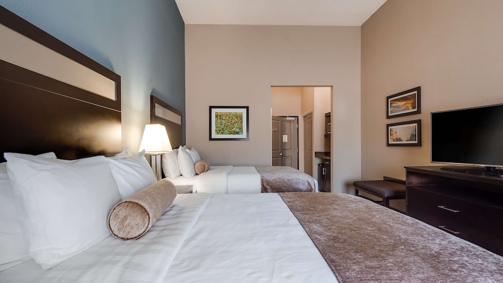 Suite, 2 Queen Beds, Non Smoking, Refrigerator & Microwave