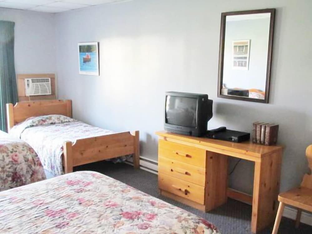 Queen Room with Two Queen Beds photo 1