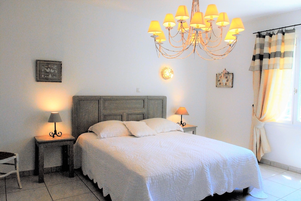 Comfort Suite, 1 Queen Bed, Private Bathroom, Garden View