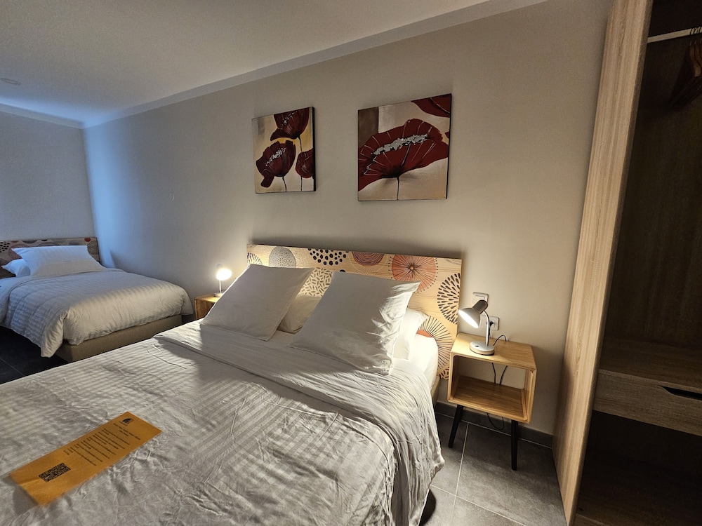 Family Double or Twin Room, Pool View (coquelicot) photo 1