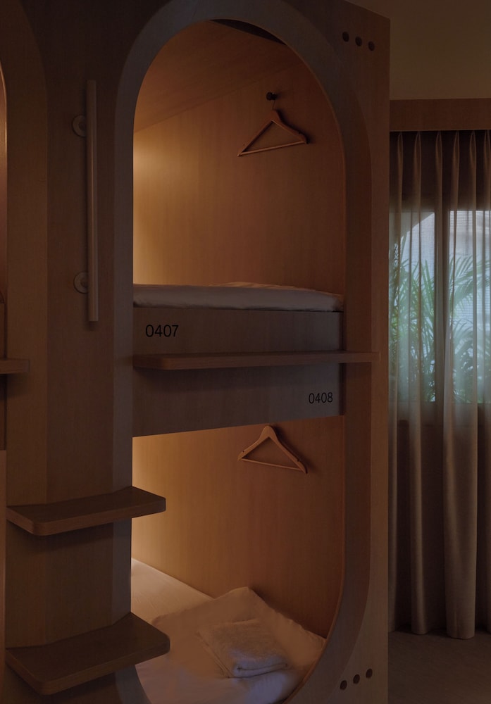 Window Shared Dormitory, Mixed Dorm, Non Smoking photo 3