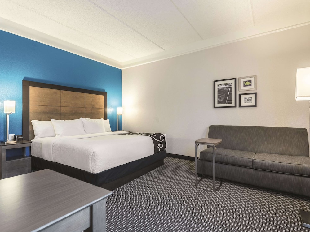 Deluxe Room, 1 King Bed, Non Smoking - Photo 3
