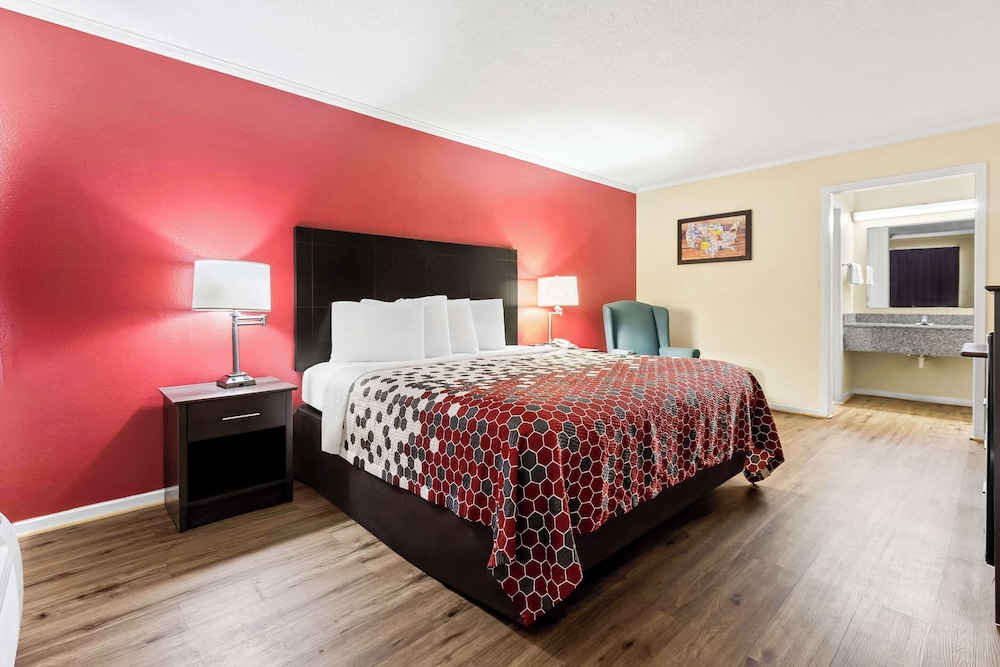 Standard Room, 1 King Bed, Non Smoking - Photo 5