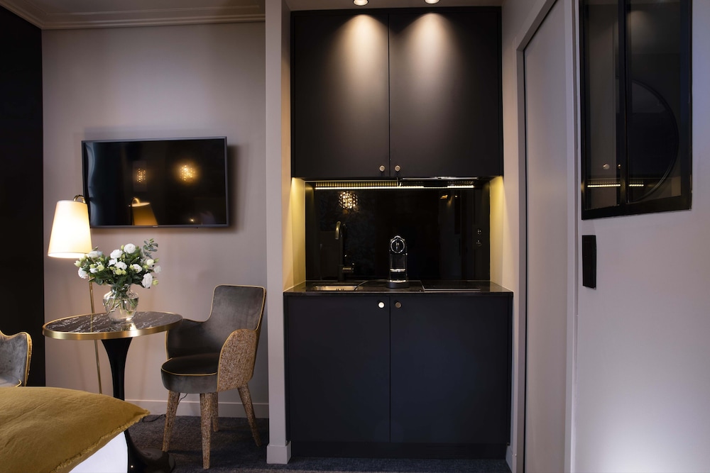 Deluxe room with Eiffel Tower view photo 2