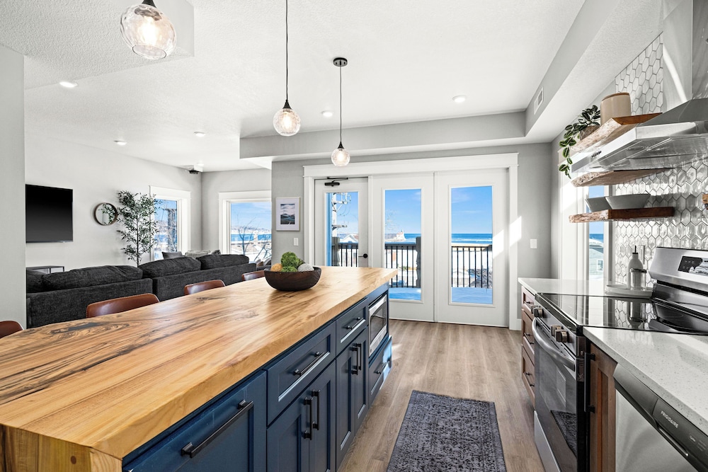 Luxury Condo, 2 Bedrooms, 2 Bathrooms, Lake View photo 3